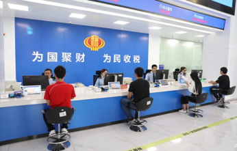 2019年9月起，北海市银海区税务局建成了全市首个集“智慧导税、智慧咨询、智慧填单、智慧学堂、智慧办税”一体化的智慧办税服务厅，成为全区办税服务厅的标杆.JPG