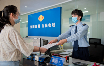 11.北海市铁山港区税务局税务干部在为纳税人办理涉税业务_副本.jpg